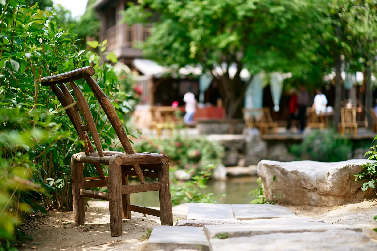 Photo of small chair taken at f/1.5